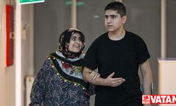 Depremzede anne oğul, hastane odasında birlikte ayağa kalktı