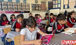 İlkokul öğrencileri "Küçük Kalemler Büyük Hayaller" kitabına imza attı