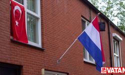 Hollanda'da binlerce lise öğrencisi, mezuniyetlerini bayrak ve çanta asarak kutladı