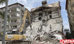 Hatay'da ağır hasarlı binaların yıkımı sürdü