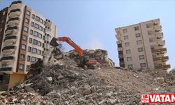 Gaziantep’te ağır hasarlı yapıların yıkımı sürüyor