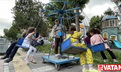 Kütahyalı çocukların Selim amcası 30 yıldır seyyar salıncağıyla eğlendiriyor