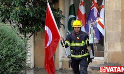 Azerbaycanlı itfaiyeci, Bakü'de çıkan yangında Türk bayrağının zarar görmesini engelledi