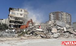 Hatay'da ağır hasarlı binaların yıkımı sürüyor