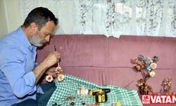 Kozalak ve meşe palamutlarını süs eşyasına dönüştürüyor