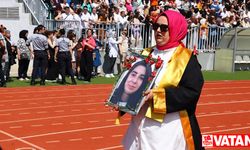 Mezuniyet töreninde öğrenciler depremde hayatını kaybeden arkadaşlarının fotoğrafıyla yürüdü