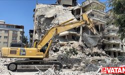 Hatay'da ağır hasarlı binaların yıkımı devam ediyor