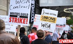 Hollywood'daki şartlar nedeniyle grev yapan senaristler Los Angeles'ta protesto düzenledi