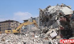 Depremlerden etkilenen Hatay'da ağır hasarlı binaların yıkımına devam ediliyor