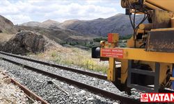 Elazığ'da yük treninin çarptığı 2 işçi yaralandı