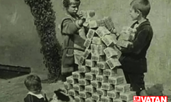 Alman çocukları değersiz para yığınları ile oynamıştı