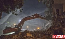 Malatya'da ağır hasarlı binaların yıkımı ve enkaz kaldırma çalışmaları sürüyor