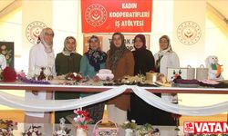 Depremzede kadınlar konteyner kentteki iş atölyesinde üretime katılıyor