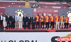 Galatasaray, yeni transferleri için taraftarı önünde imza töreni düzenledi