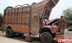 Pakistan'da kamyonlar, ustaların elinde rengarenk "sanat eserlerine" dönüşüyor
