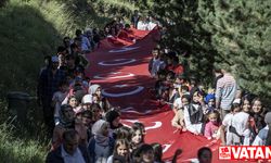 Erzurumlu gençler 15 Temmuz yürüyüşünde 500 metrelik Türk bayrağı taşıdı