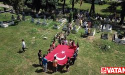 Kur'an kursu öğrencileri 15 Temmuz şehidinin kabrinde dua etti, Türk bayrağı açtı