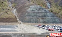 Erzincan-Sivas kara yolu heyelan nedeniyle ulaşıma kapatıldı