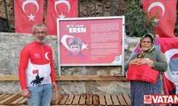 Şehitler anısına bisiklet yolculuğu yapan Kotluk, Eren Bülbül'ün annesine Türk bayrağı hediye etti