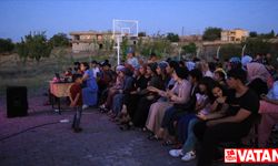 Belgeseli hazırlanırken ölen çerçi Mehmet'in hayatı köy meydanında beyaz perdeye yansıtıldı