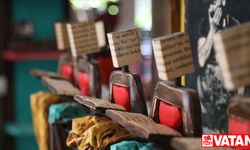Denizden gelen ağaç dallarını sanat eserine dönüştürüyor