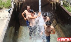 Antalya'da sıcaktan bunalan kamyon şoförleri "dorse havuz"da serinliyor