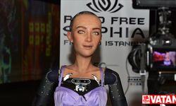 Dünyada vatandaşlığa kabul edilen ilk robot Sophia, Antalya'da tanıtıldı