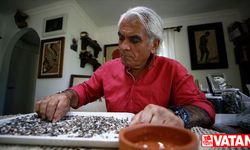 Sahilden topladığı çakıl taşlarını sanat eserine dönüştürüyor
