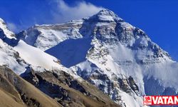 Everest Dağı'ndan dönen ve 6 kişiyi taşıyan helikopter radardan kayboldu