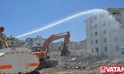 Kahramanmaraş'ta ağır hasarlı binaların yıkımı sürüyor