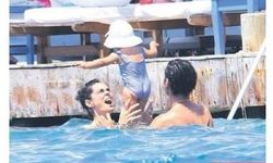Özge Özpirinçci ve Burak Yamantürk ailesi tatilde keyifli anlar yaşıyor