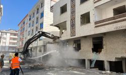 Esenyurt’ta riskli binalar yıkılıyor