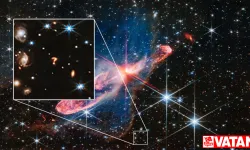 NASA teleskobu derin uzayda parlak soru işareti şeklindeki kozmik nesneyi tespit etti