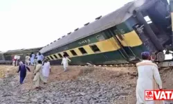 Pakistan'da tren kazası! Çok sayıda ölü ve yaralı var