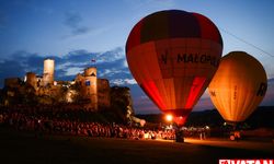 Polonya'daki ortaçağ Ogrodzieniec Kalesi'nde balon festivali