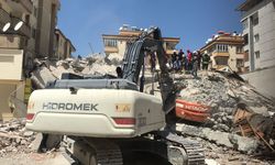 Gaziantep'te yıkım sırasında çöken binanın altında kalan operatörü kurtarma çalışması başlatıldı