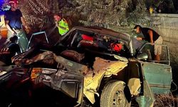 Bandırma'da yol kenarındaki ağaçlara çarpan otomobildeki 6 kişi yaralandı