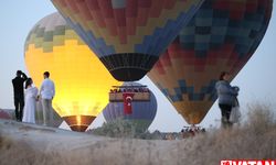 Sıcak hava balonları Kapadokya semalarında Türk bayraklarıyla süzüldü