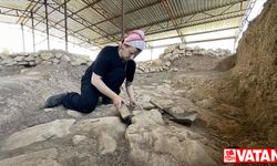 Kazı ekibinin Necibe ablası, gönüllü katıldığı çalışmalar için her gün 140 kilometre katediyor