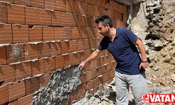 Şişli'de yıkılan binanın molozlarından akan suyun yanındaki binaya zarar verdiği iddia edildi