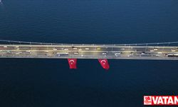 15 Temmuz Şehitler Köprüsü ve Maslak'taki binalara Türk bayrakları asıldı