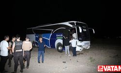 Diyarbakır'da yolcu otobüsü refüje çarptı, 18 kişi yaralandı