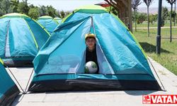 Vanlı gençler Van Gölü kıyısında kamp yaparak eğleniyor