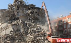 Hatay'da depremde ağır hasar alan binaların yıkımı sürüyor