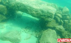 Van Gölü'nde üzerinde çeşitli işaretler bulunan taş ve mezar taşları tespit edildi