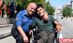 Polis memuru, para toplayıp akülü sandalye aldığı engelli gençle buluştu