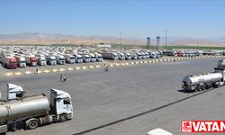 Habur Sınır Kapısından Irak'a yük taşıyan tır şoförleri araçların gölgesinde serinliyor