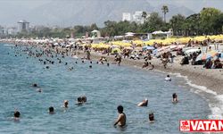 Antalya'da serinlemek isteyenler sahillerde yoğunluk oluşturdu