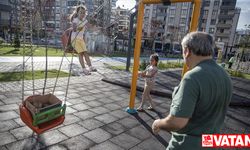 Emekli komiser kedisini her gün parkta salıncağa bindiriyor