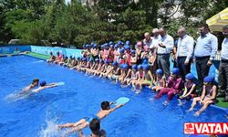 Bursa'da öğrenciler okul bahçelerine kurulan portatif havuzlarda yüzme öğreniyor